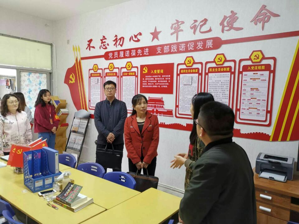 图为张兰芳(右三)深入员工园区党员工作站与员工党员交流