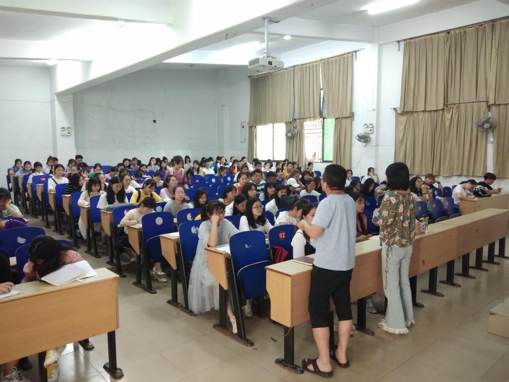图为安全教育大会现场